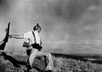 Robert Capa, The falling soldier (Fred Stein International Center of Photography)