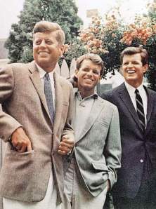 Ted Kennedy (ultimo a destra) con (da sinistra a destra ) i fratelli John e Bob (Ap) - tratto da Corriere.it
