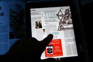 In verticale, una sola pagina del giornale