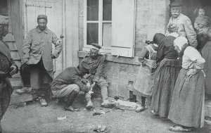 Un ufficiale francese soccorre un prigioniero tedesco ferito