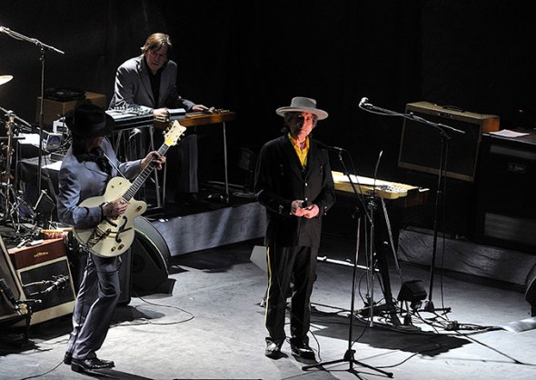 Bob Dylan durante il concerto a Pechino, aprile 2011