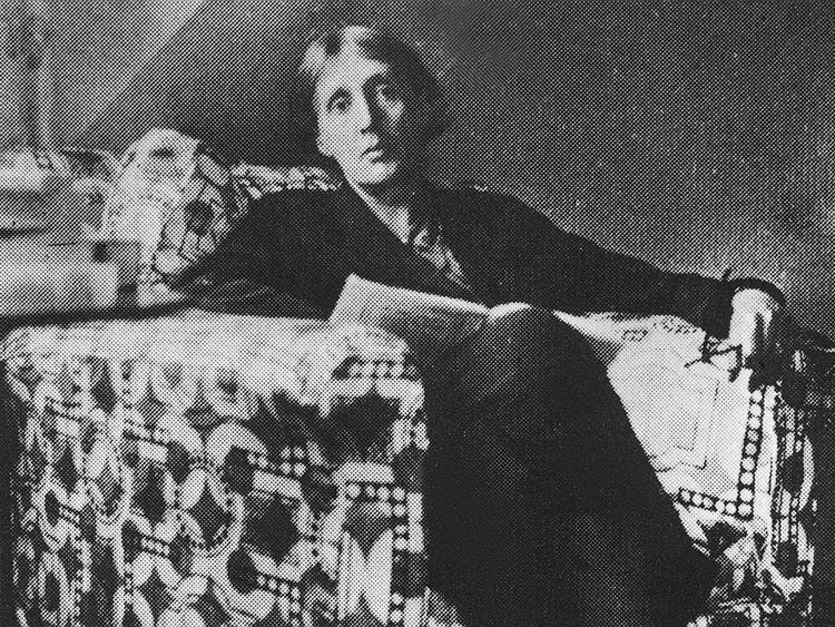 Virginia Woolf con un libro tra le mani
