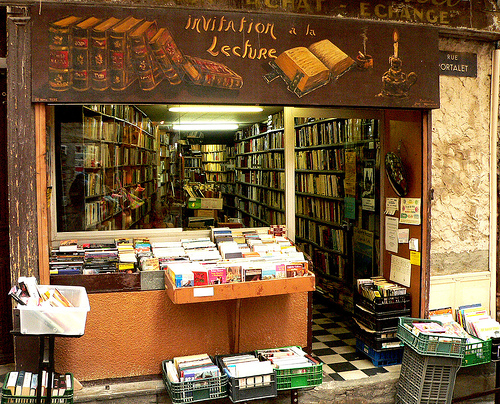 invito alla lettura, Libreria di usato a Hyères, Francia - flickr/luiginter